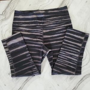 Nike Sportswear Women's Mid-Rise Leggings | Zebra-Striped! Size S